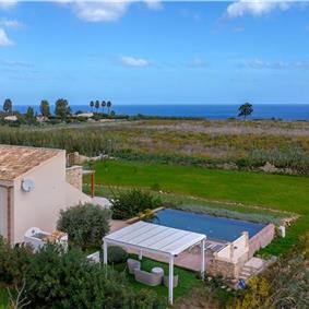 4 bedroom villa with infinity pool, Alcamo, sleeps 6-8